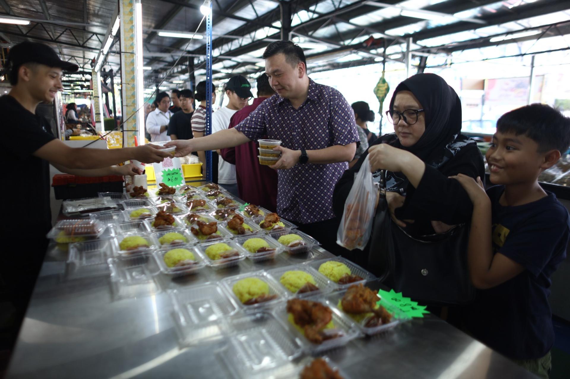 赵俊文走访青统夜市，派发杂锦粥予小贩。
