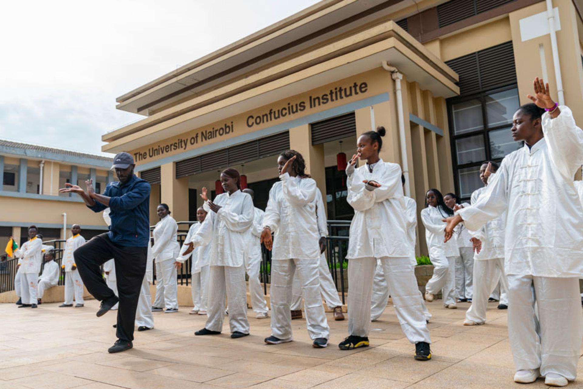 太极拳习练者在活动上表演。（图：新华社）