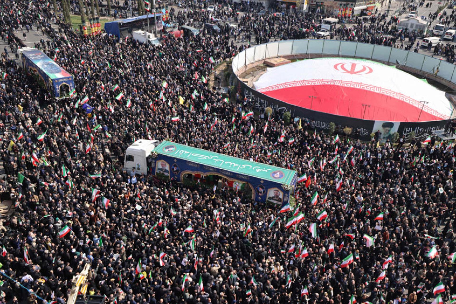伊朗民众聚集在德黑兰市中心，参加拉里贾尼等人的葬礼。