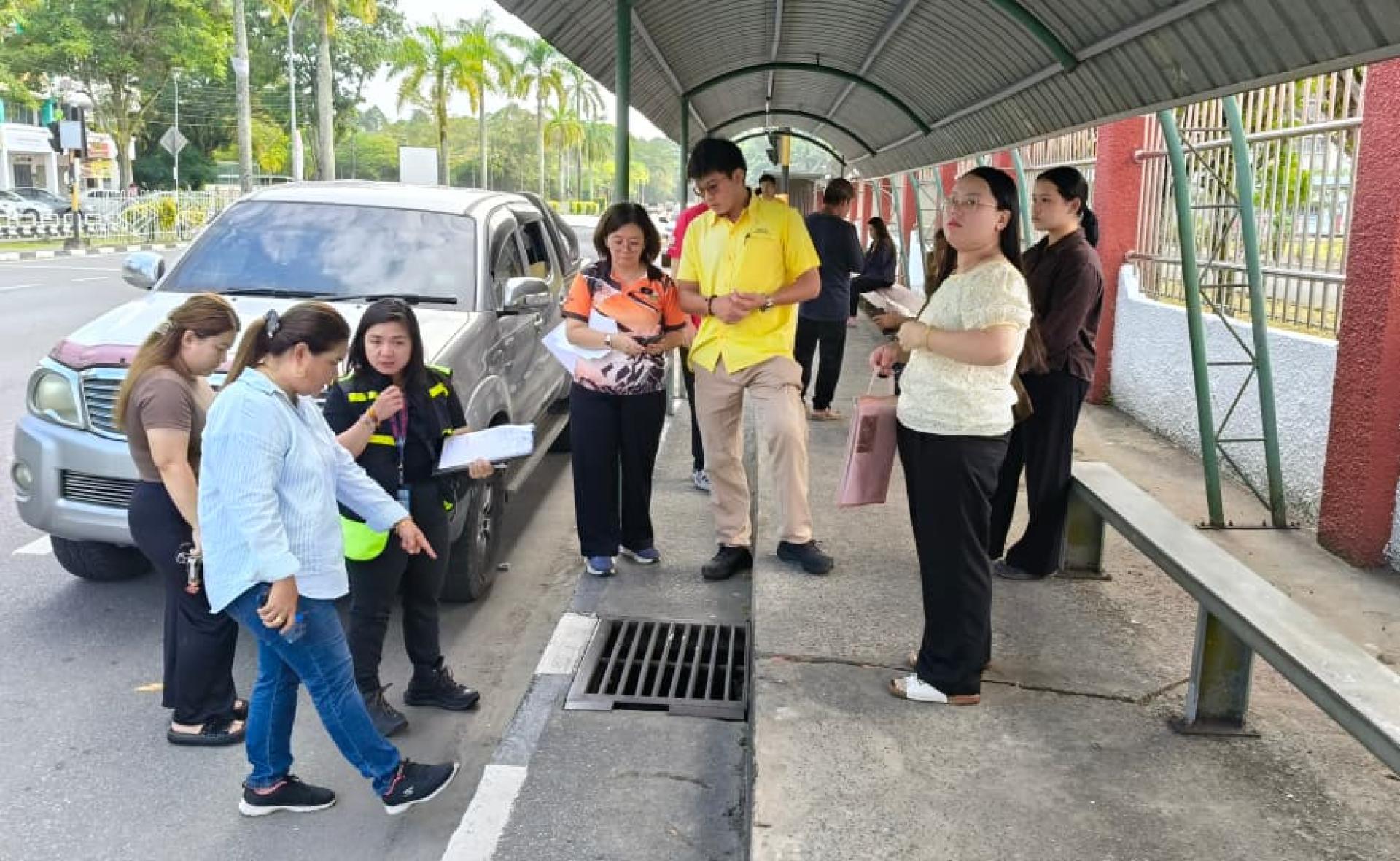 右3起为谢家洪与美中校长赖佳玲及美里公共工程局官员一行，了解即将动工的候车亭人行走道情况。