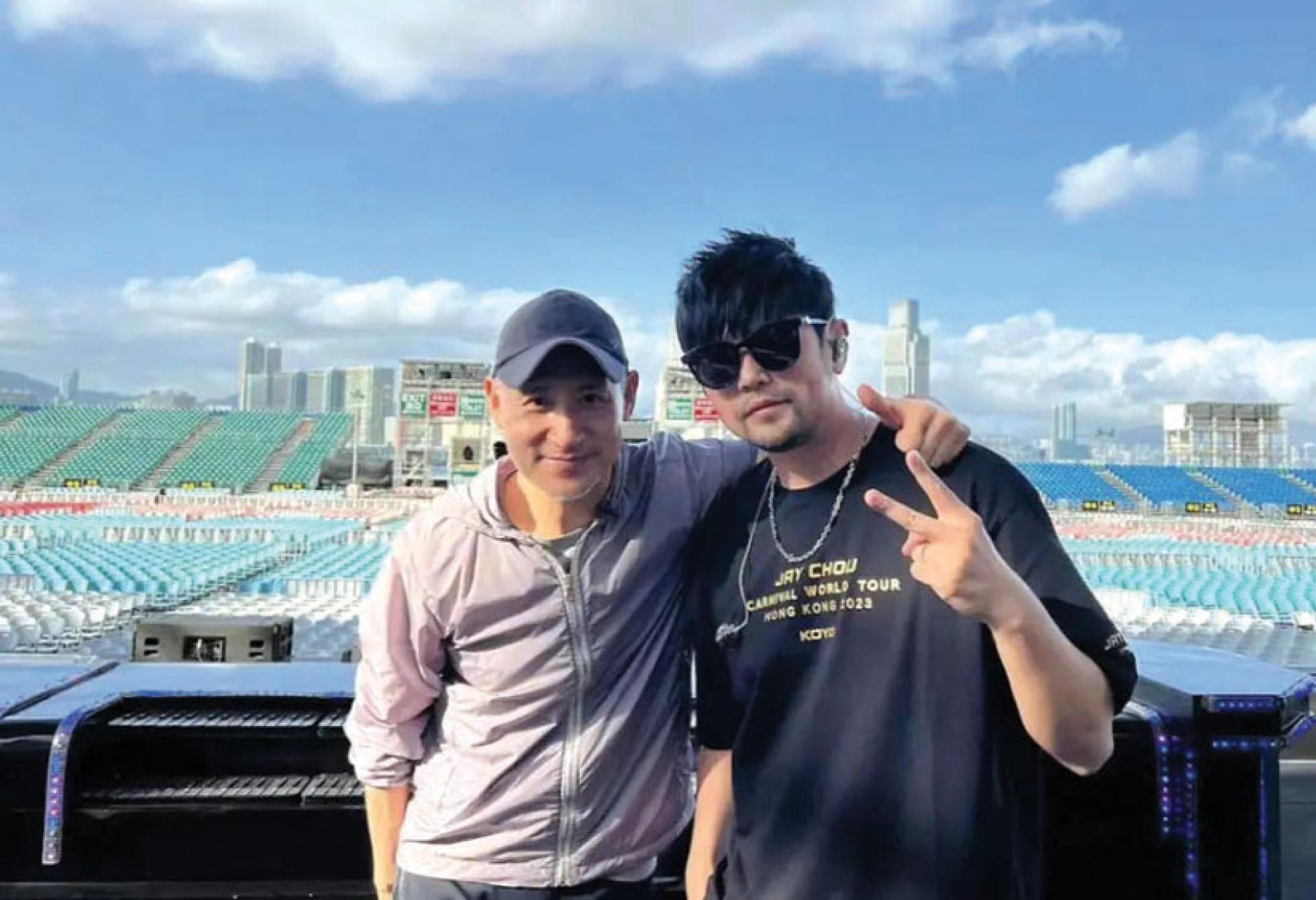 周杰伦（右）即将推出的新专辑《太阳之子》名称由来超幽默，竟是3年前香港演唱时遇连续下雨突然放晴，张学友送上印了“太阳之子”的芒果，给他这封号。