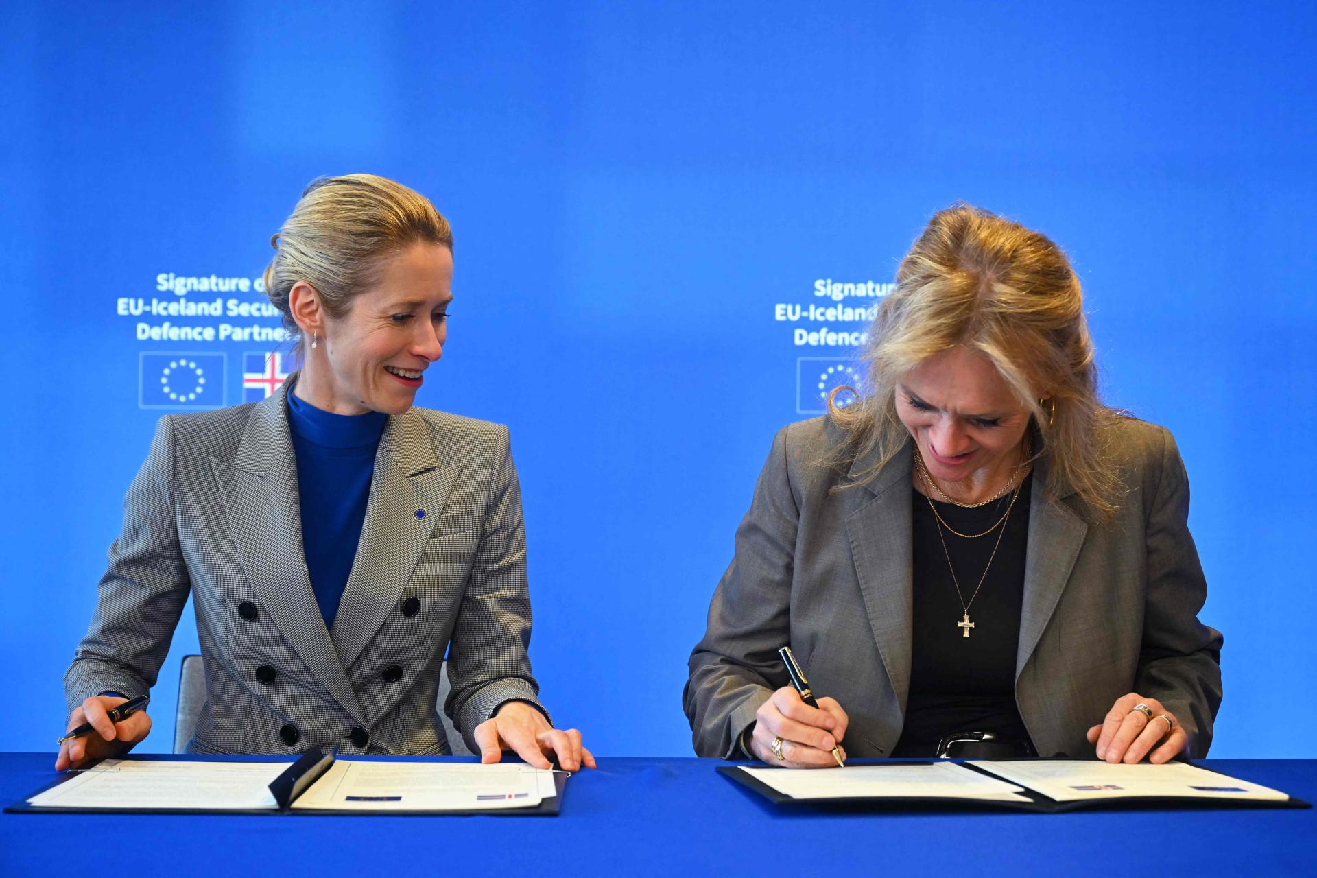 欧盟外交和安全政策高级代表卡拉斯（左）与冰岛外交部长贡纳斯多蒂尔（右）18日在布鲁塞尔正式签署防卫协定。