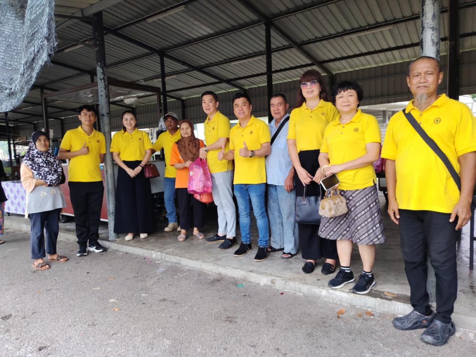 人联党石隆门支部主席张毓伦（左6）带领团队，代表支部移交物资予受惠者，并向他们致以诚挚的开斋节问候。