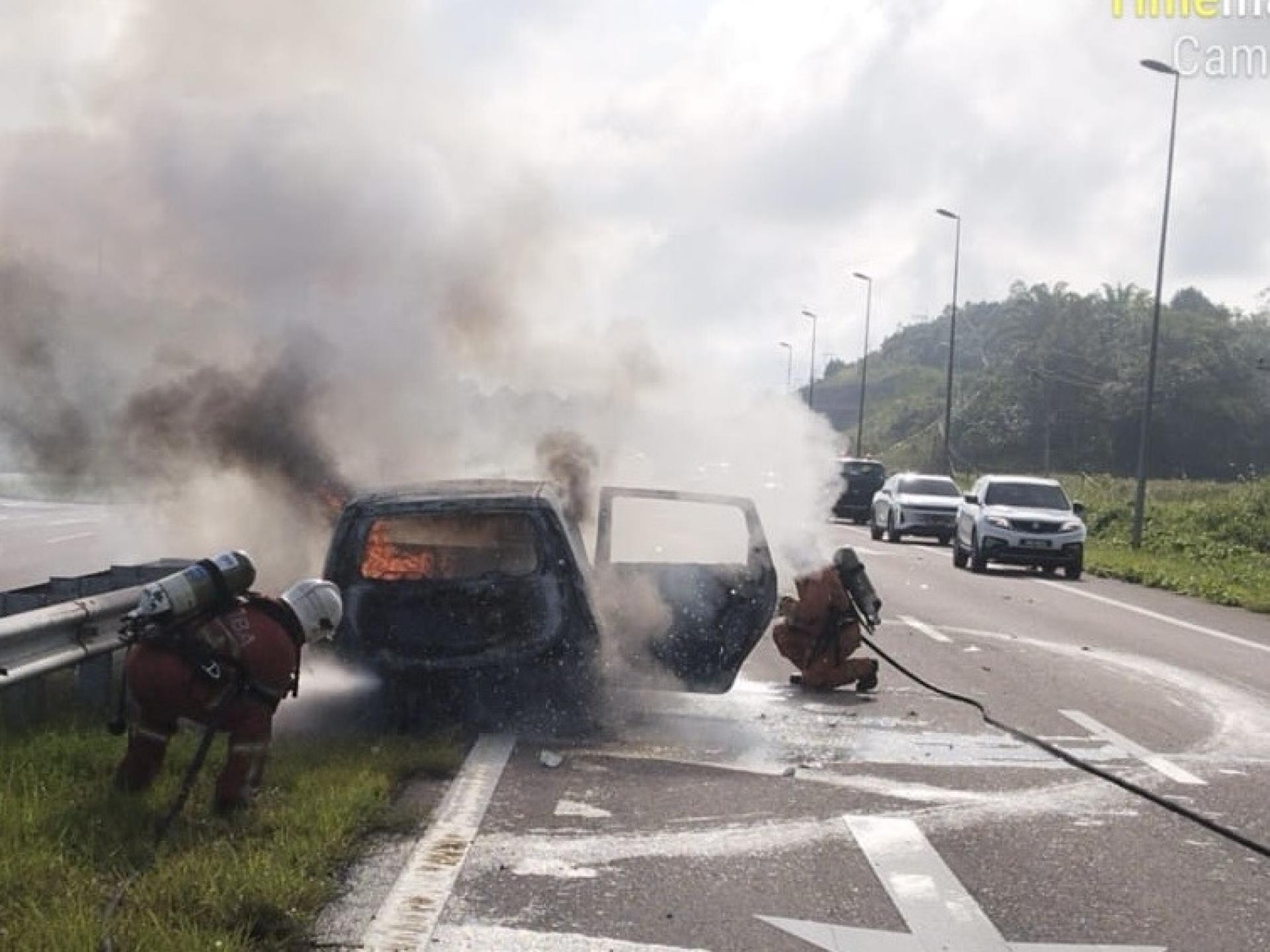 Alza在碰撞后起火，整辆车被烧毁。