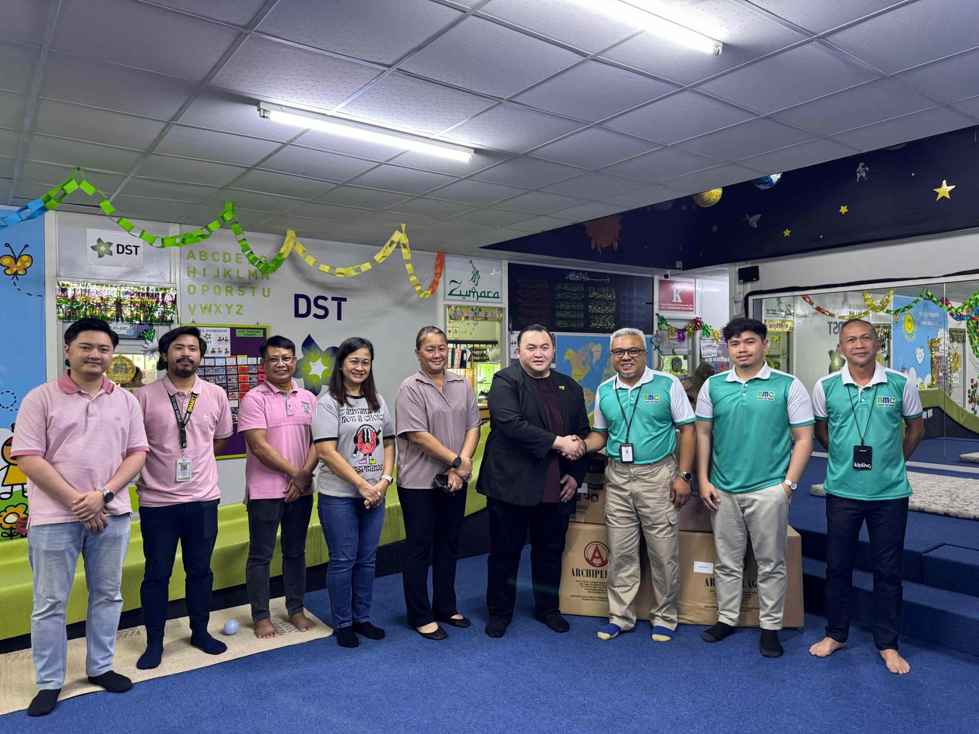 汶莱甲醇有限公司企业事务经理赛夫里拉移交捐助物资予汶莱自闭症协会主席彭斯兰占利