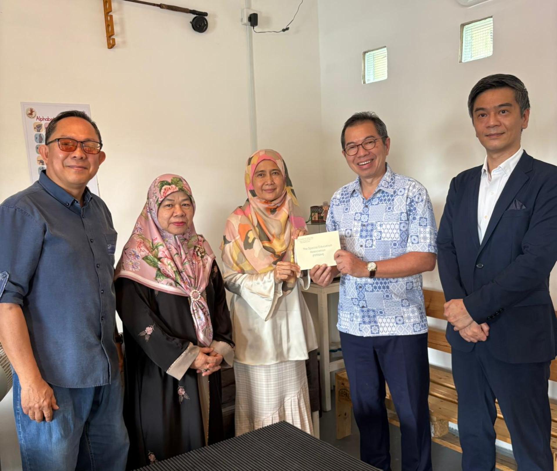 萧胜中代表移交捐款