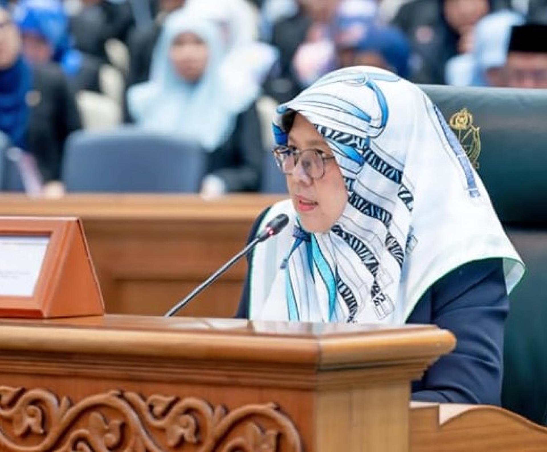 汶莱教育部长拿汀罗麦嘉在国会发言