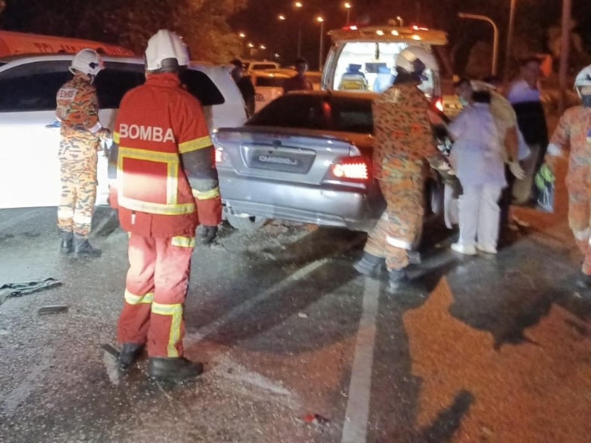 今晨凌晨时分，亲善小贩中心蚬标油站一带发生一起交通意外，两辆车辆迎面相撞，造成两名男子受伤。