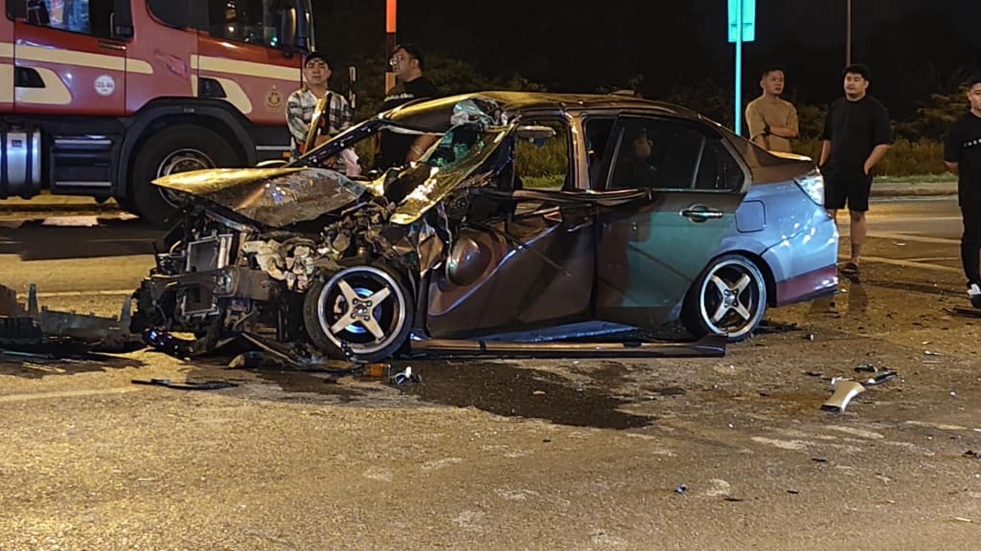 第二国产车Bezza碰撞后，车头毁不成形。