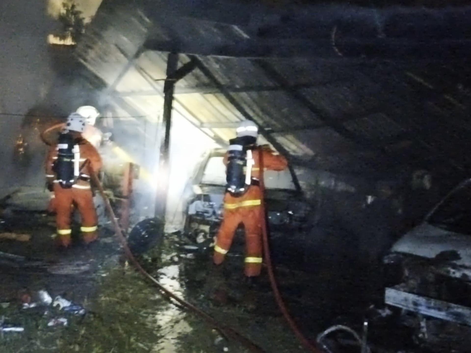 杜当德沙拉一间单层住宅昨晚发生火灾，火势波及停放在屋外的两辆轿车。