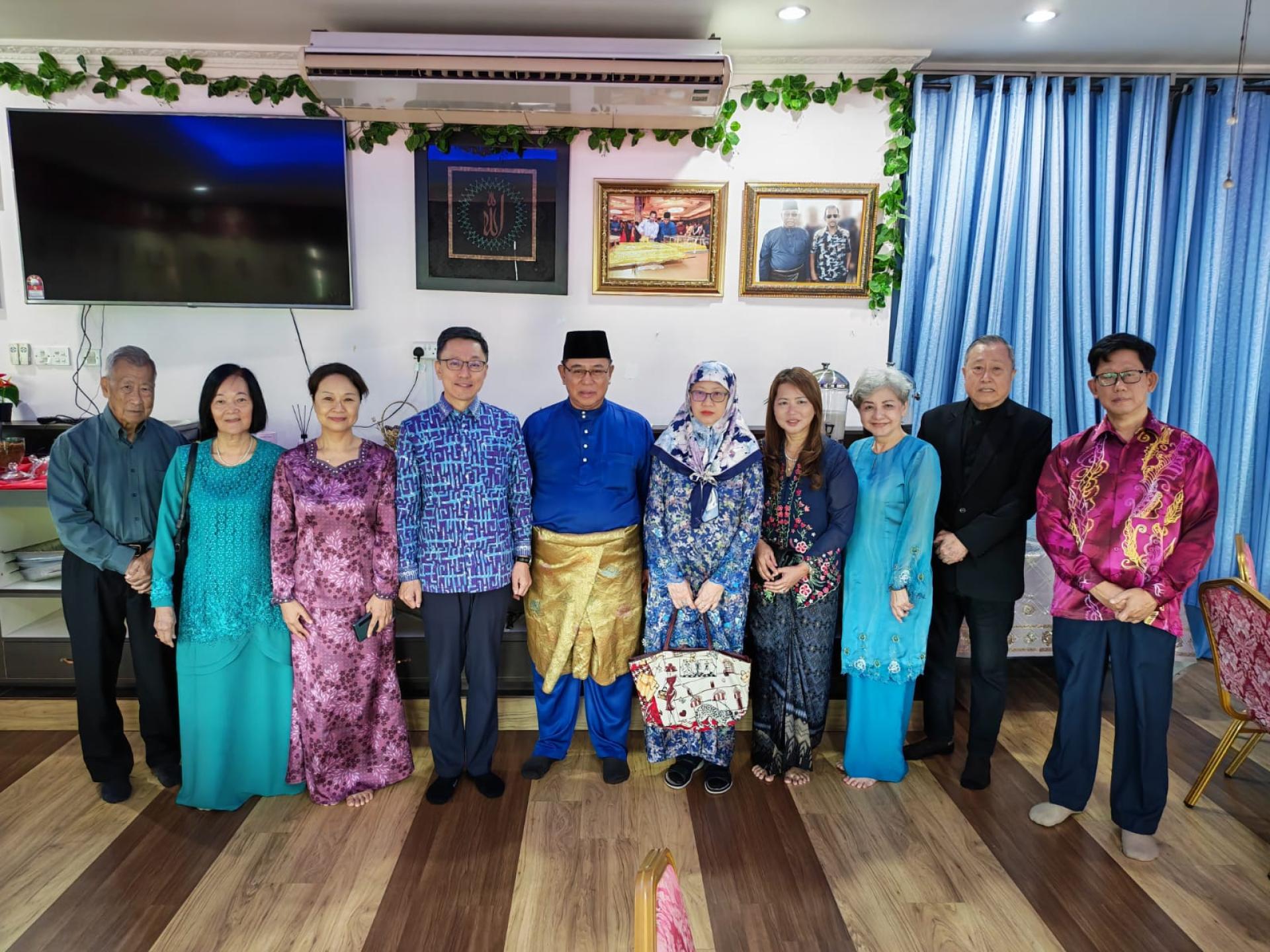中国驻汶莱候任大使陈少春伉俪、华商拿督斯里林长镇伉俪等华商与主人家彭基兰曼索合影