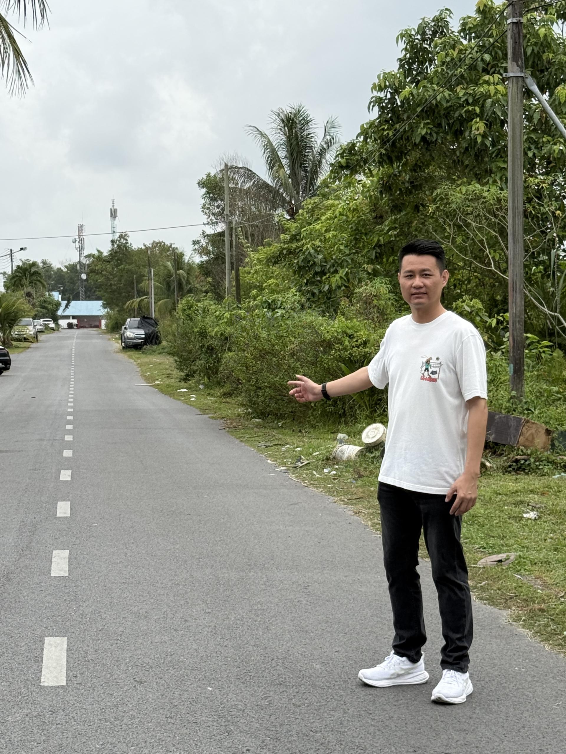 林思健日前到东姑村老越路视察，了解居民建议设置路墩以提升交通安全的情况。