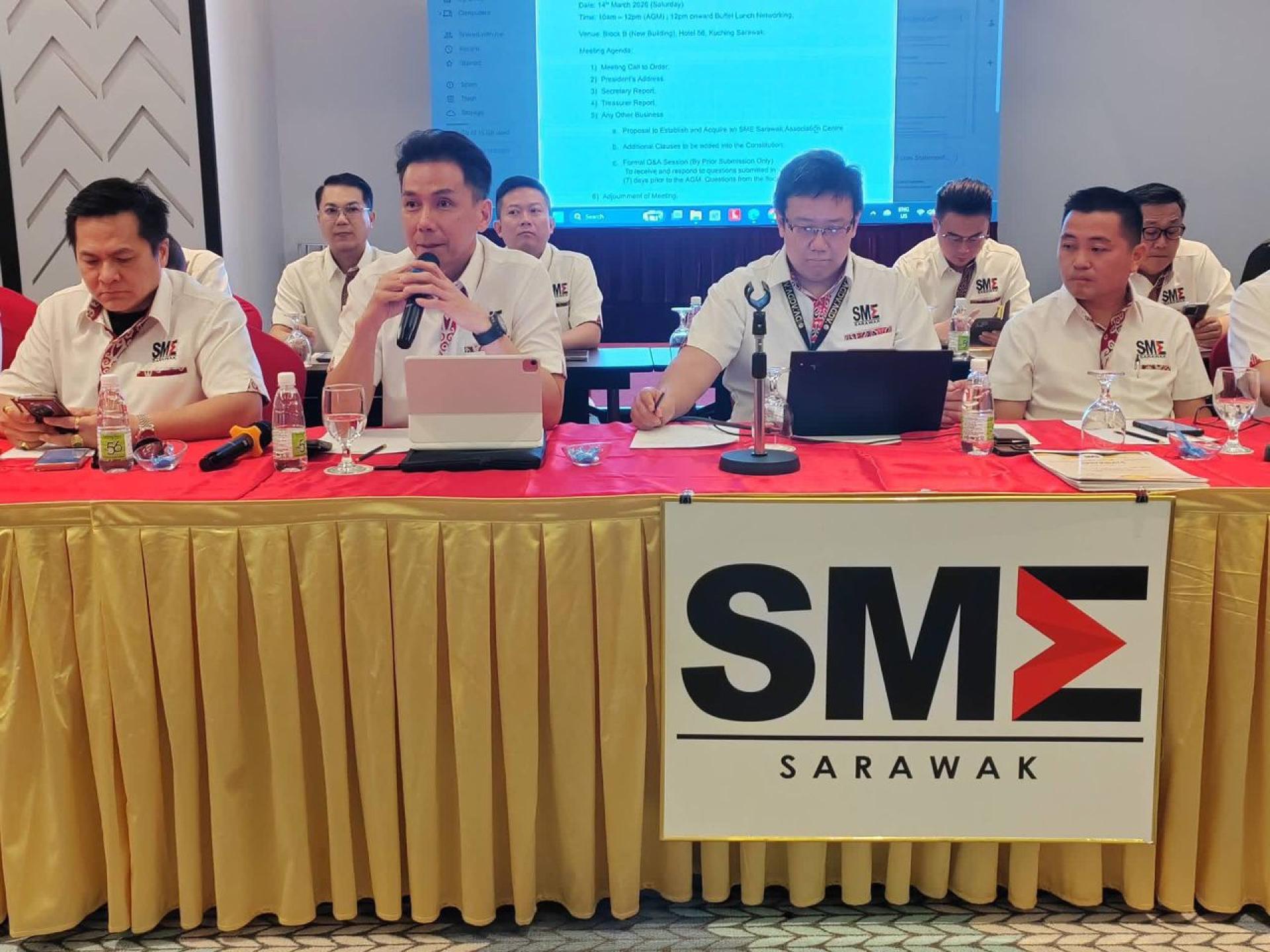 砂拉越中小企业公会会长王钟贤（左2）主持年度会员大会。
