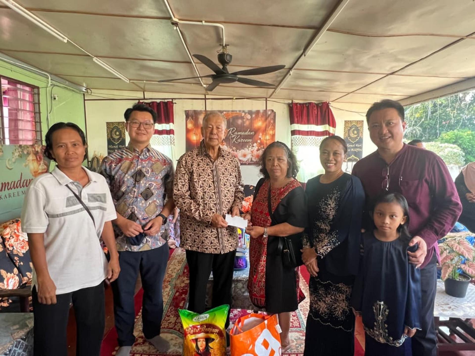 砂旅游部副部长拿督陈超耀（左三）将援助金移交予女屋主接收。