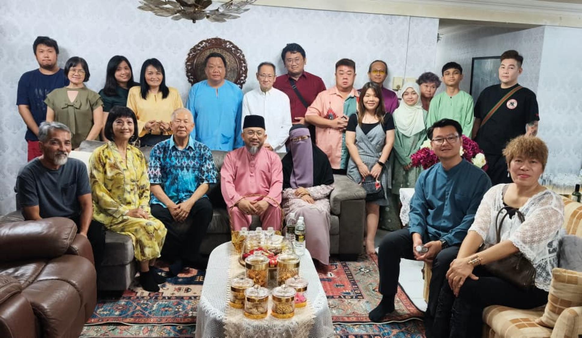 砂旅游部副部长拿督陈超耀（坐者左3）一行人向美里副市长阿里芬拜年合照。