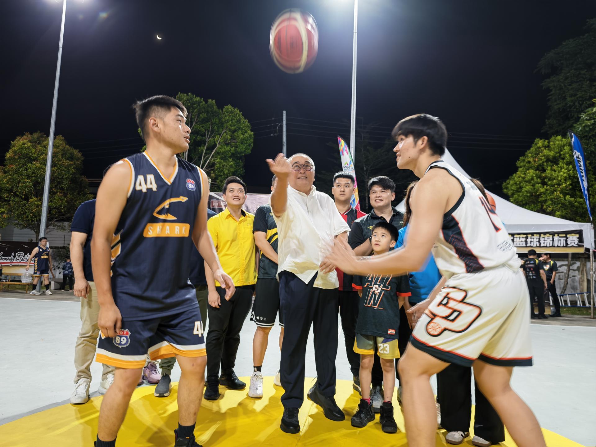 第四届雅京杯篮球赛开幕典礼昨晚隆重举行，美里市长俞小珊亲临主持开幕。