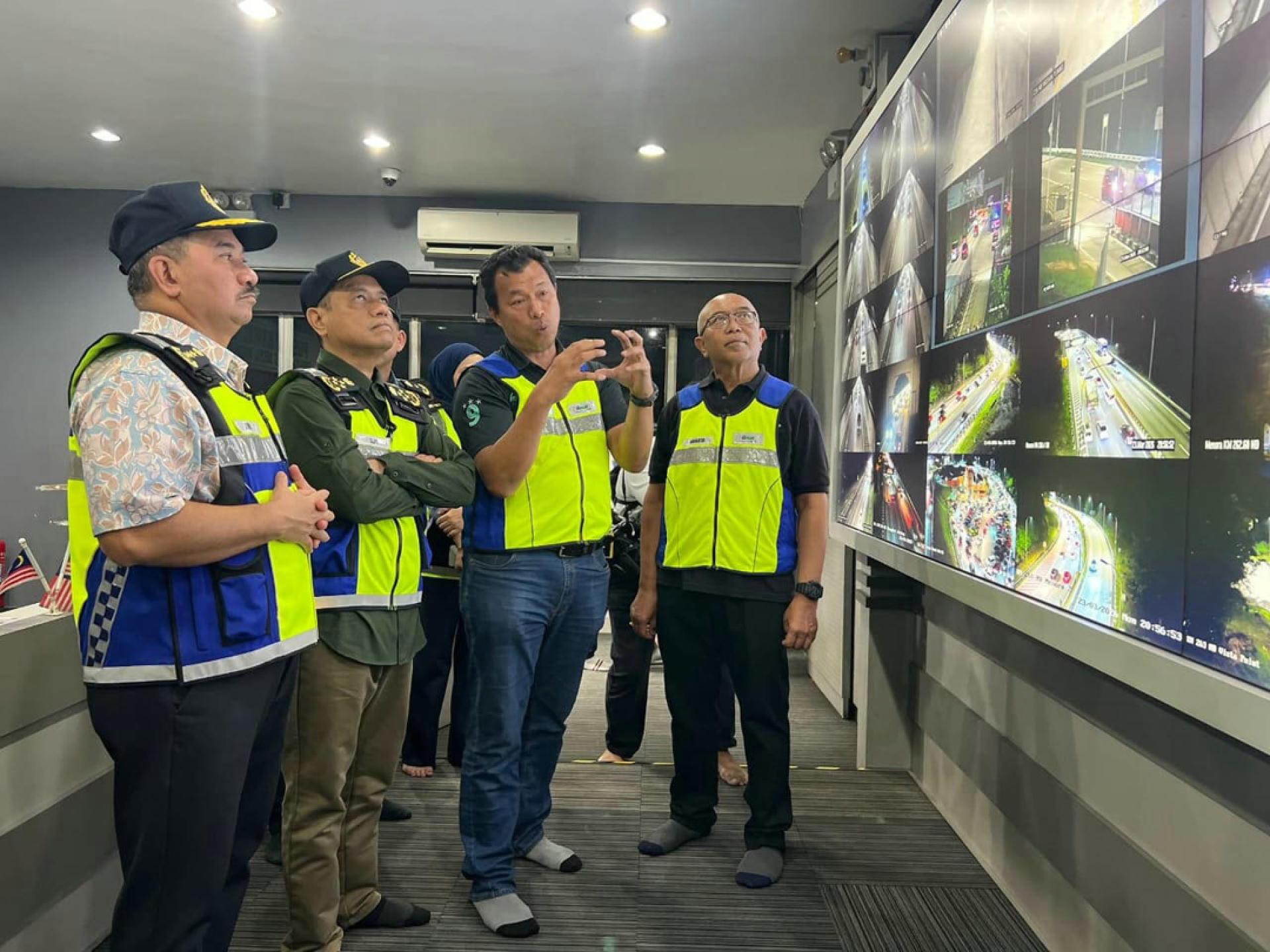 艾迪法德里（左2）在美露美诺拉控制中心视察车辆流量情况。