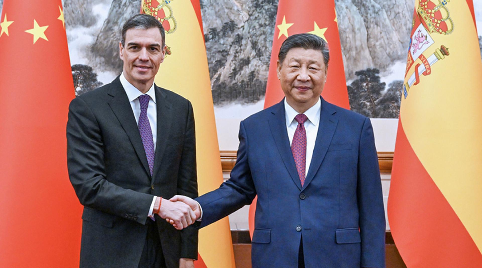 中国国家主席习近平（右）于2025年4月11日在北京会见来华访问的西班牙首相桑切斯（左）。（新华社档案照）