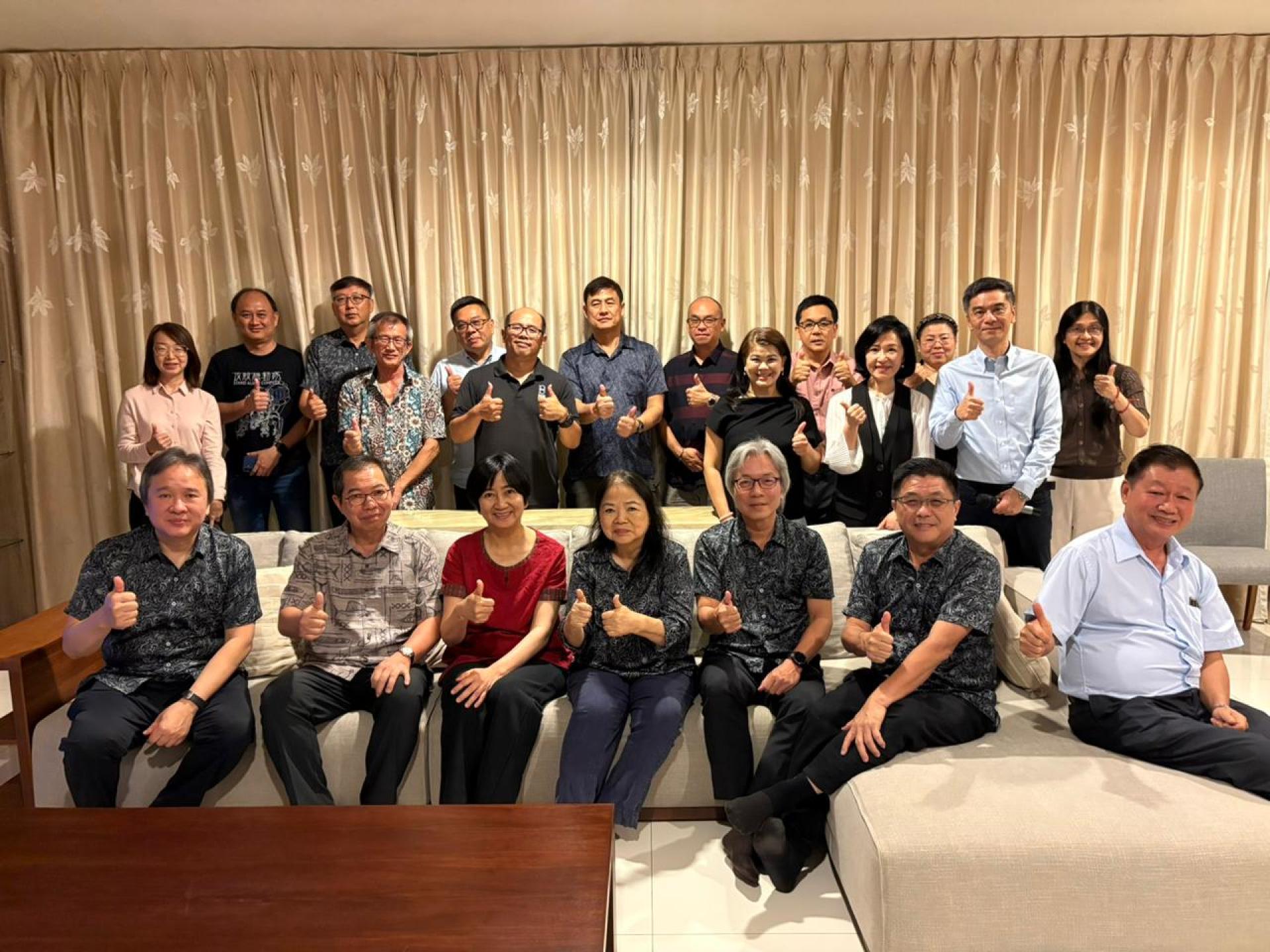 萧胜中代表与出席者合影