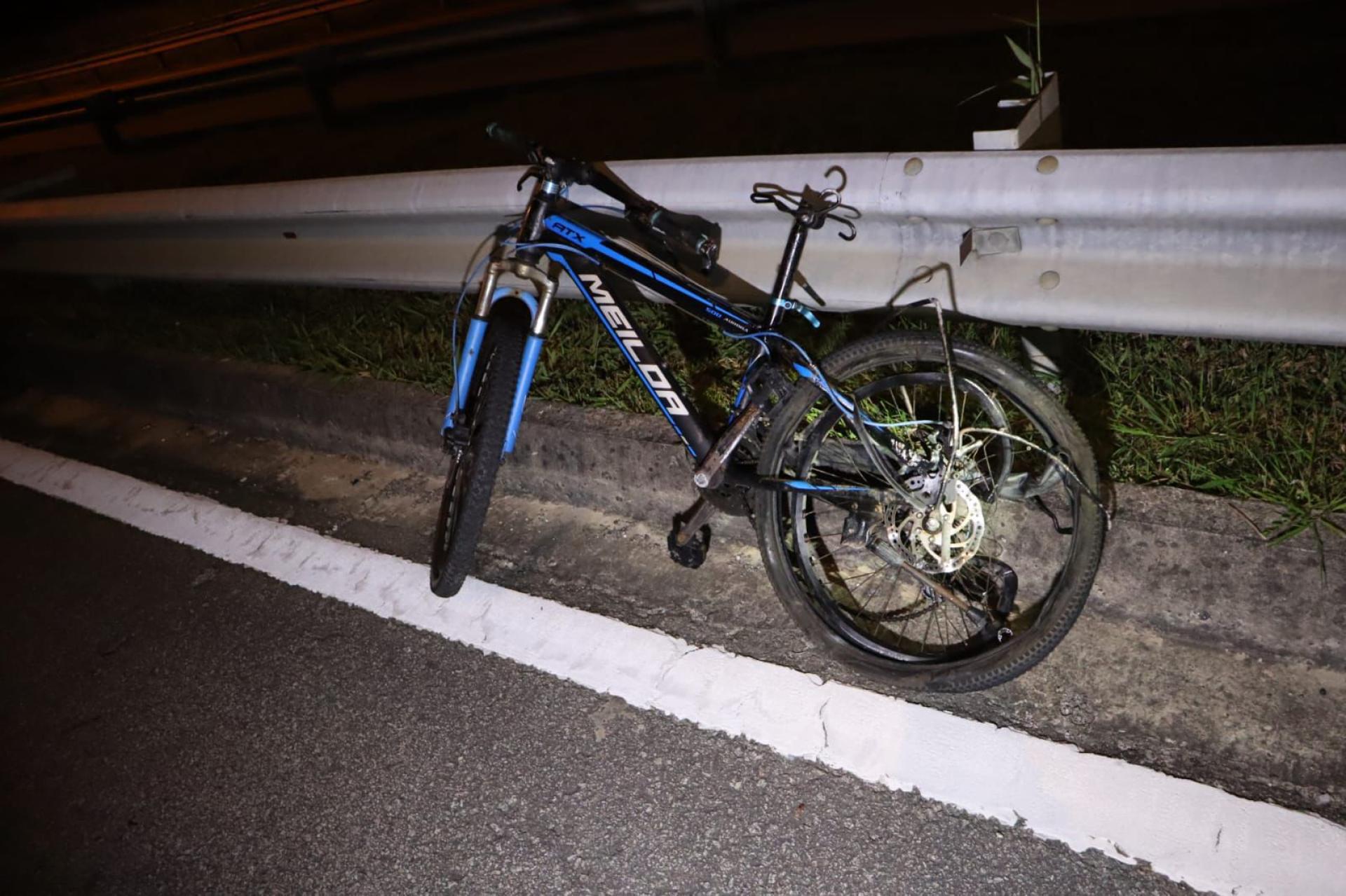 被撞后的自行车