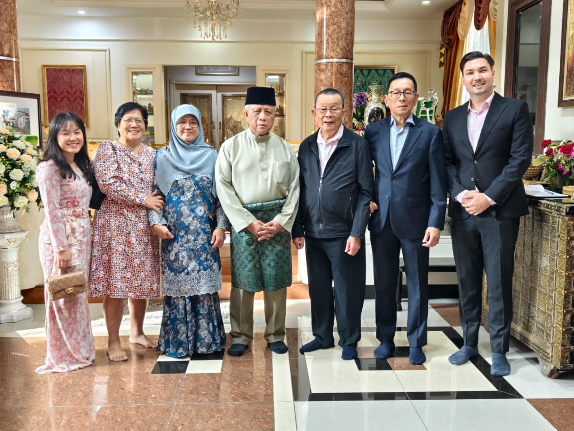 华商张应鸿、张福利及家属与首相署部长兼二国防部长丕显哈尔比合影