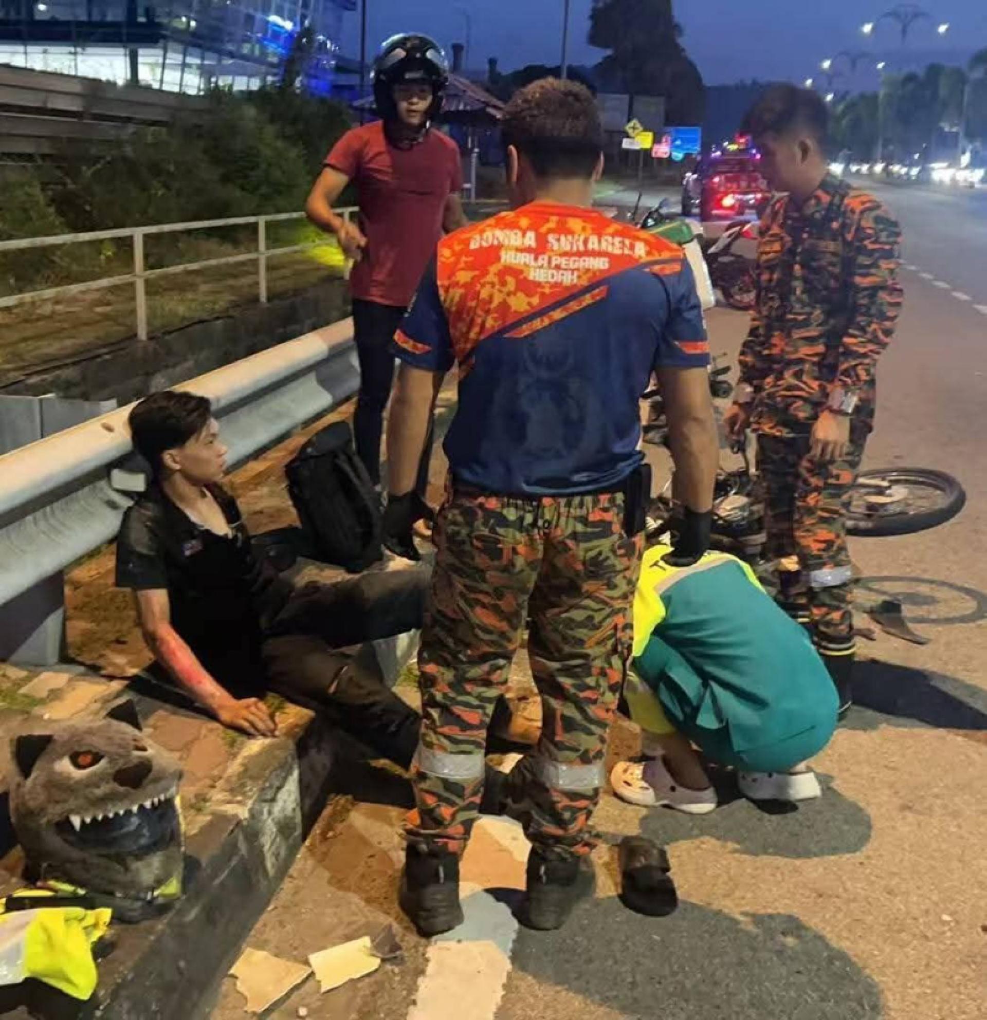 大年治安队队员日前在执行紧急任务时疑遭一辆闯红灯的车辆撞伤。