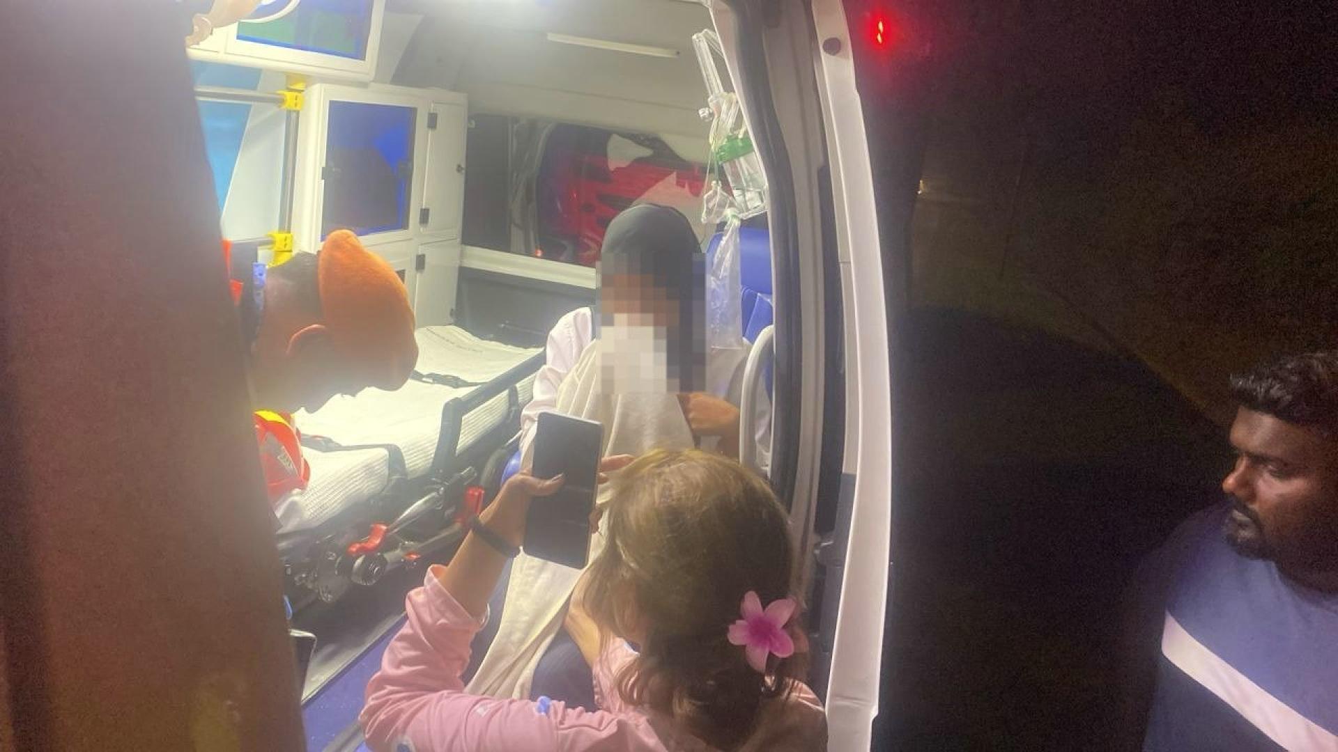 受困女子被救出后接受医护人员检查身体状况。