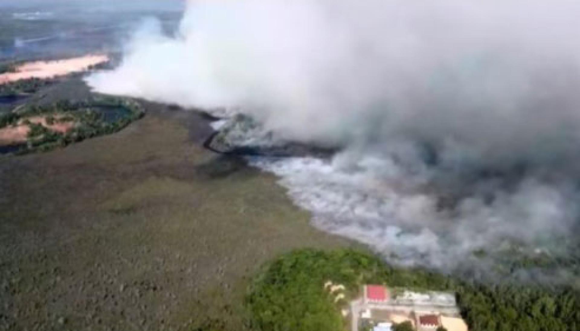七湾消拯局在脸书附上林火蔓延的视频画面。