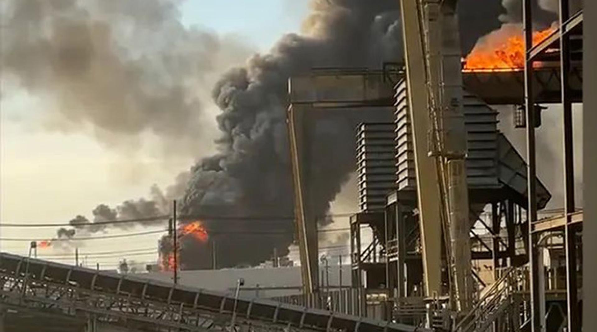 瓦莱罗能源公司位于阿瑟港的炼油厂发生爆炸起火。