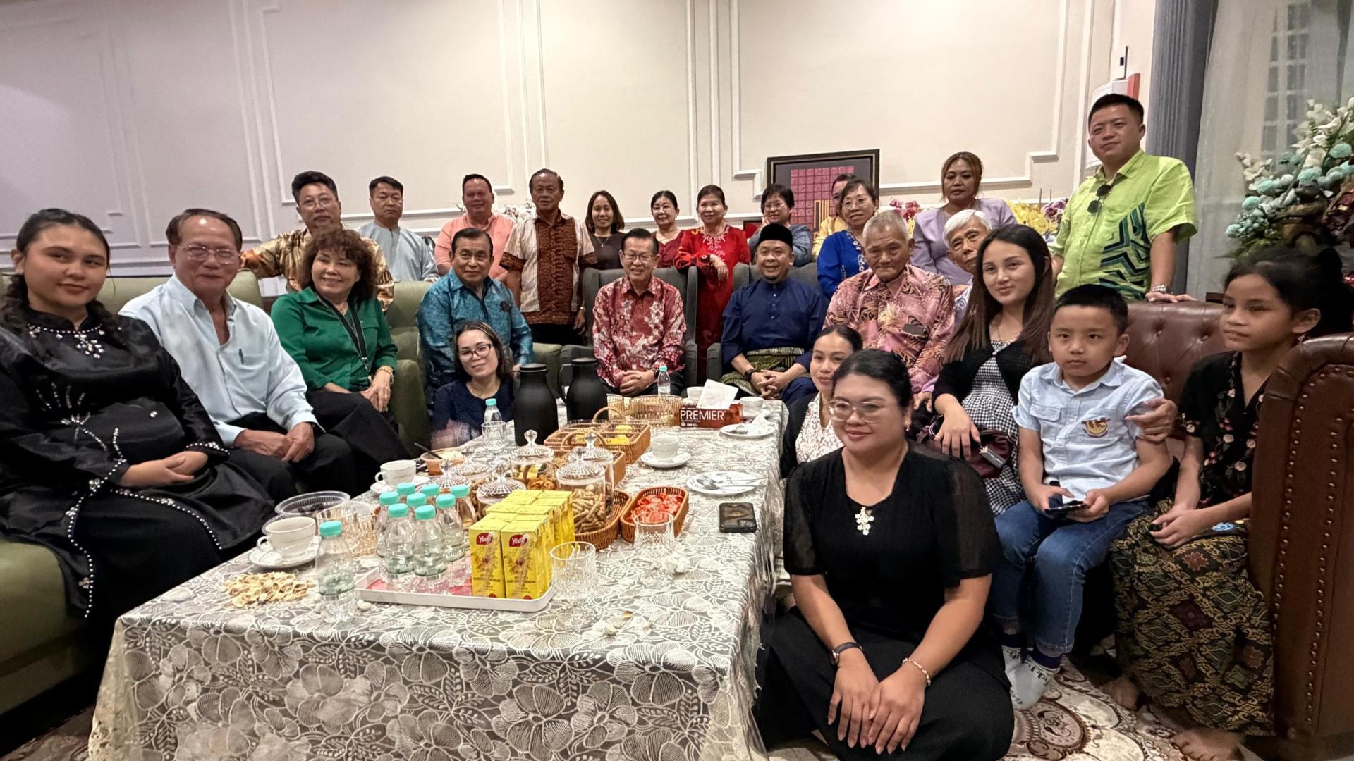 拿督斯里李景胜（坐者右5）与团队向联邦副外交部长拿督鲁干尼斯曼（坐者右6）贺节时合影，并拍摄贺节短片。