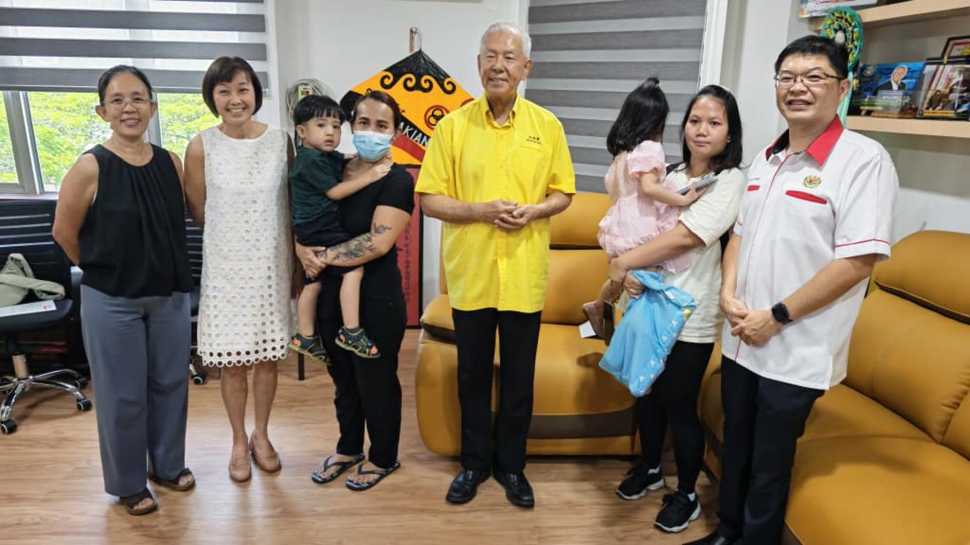 拿督陈超耀（左4）与五岁女童李凯萱（2）及三岁男童安迪哈里森（左3）合影。右1为美里人工耳蜗协会副主席黄修儒、左2为美里人工耳蜗协会财政杨雅慧，以及左1为秘书安娜。