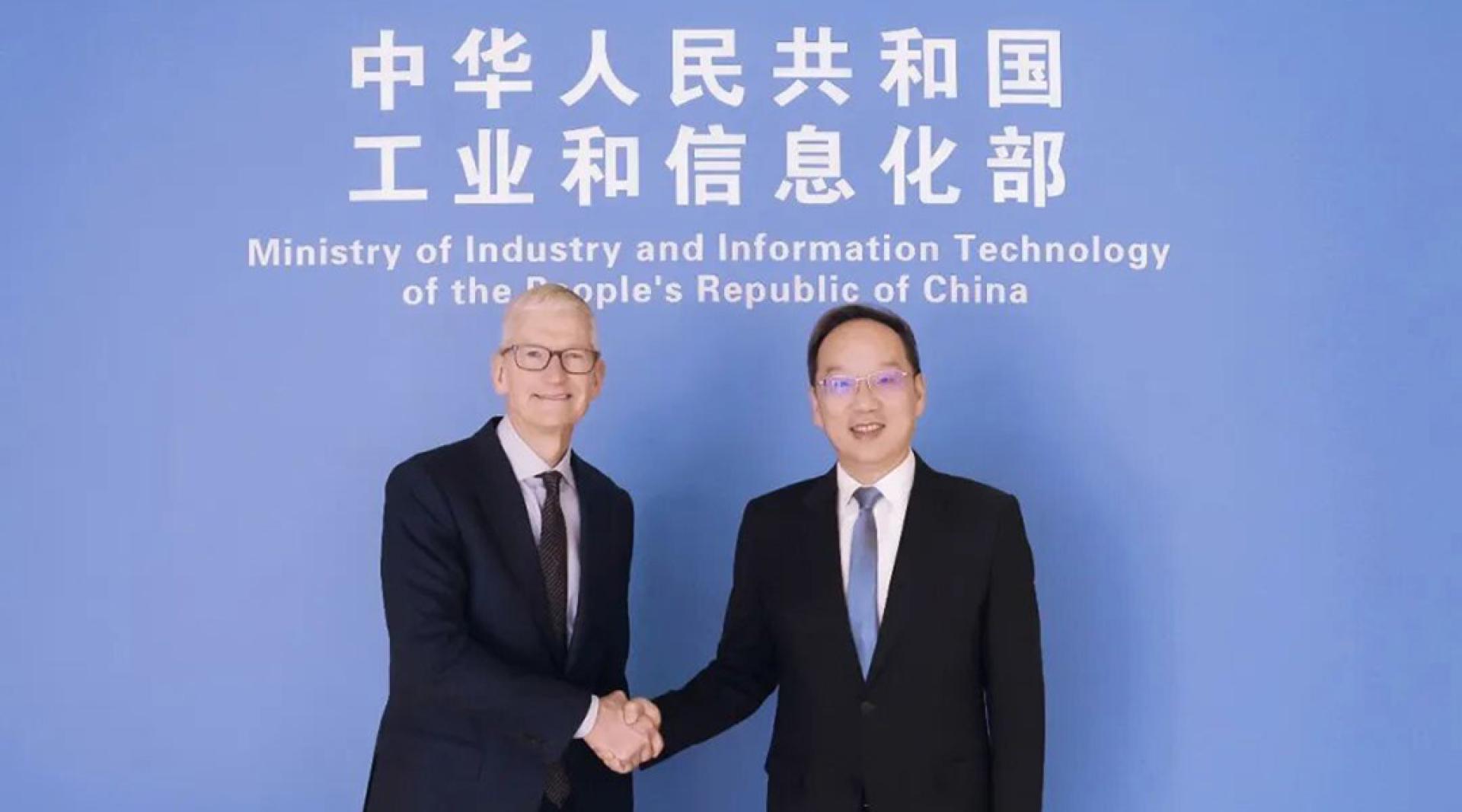 中国工业和信息化部长李乐成（右）20日在北京会见苹果公司首席执行员库克（左）。