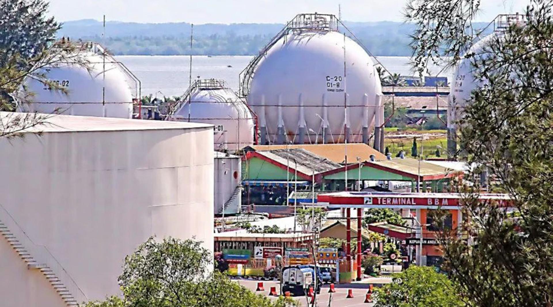 位于印尼东加里曼丹省巴厘巴板市的炼油厂。