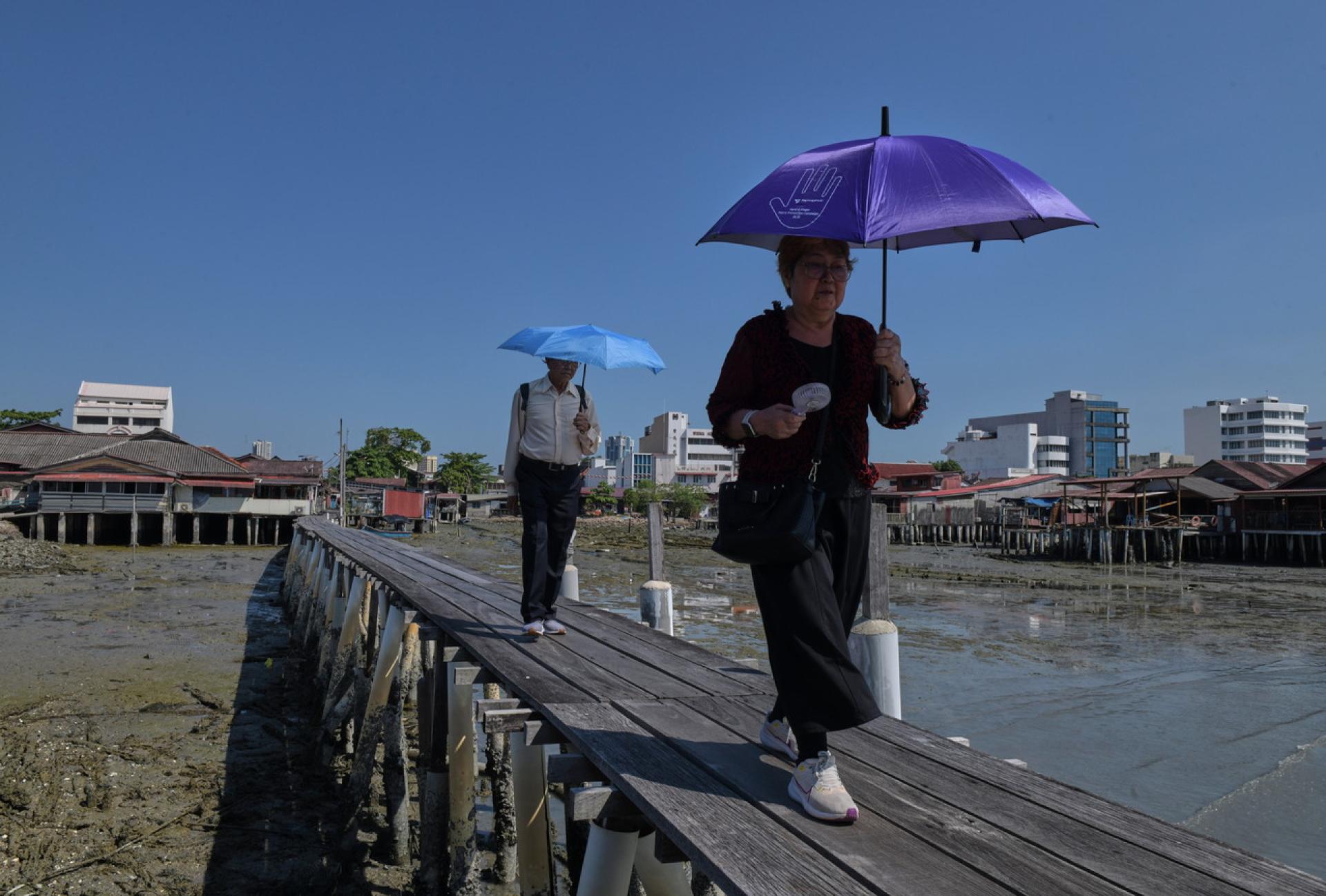 气象局自昨天（23日）对吉打州三地（华玲、本同与波各先那）发出二级（热浪）警报，老人与小孩受促提高警惕，减少户外活动。