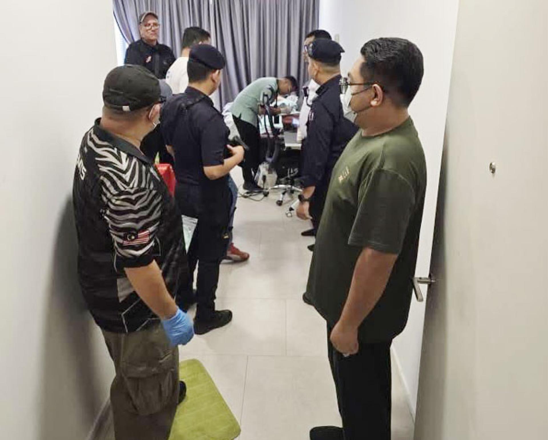 一名住户发生医疗紧急状况，其生意伙伴赶到公寓求助，却被保安拦在门外长达45分钟，只因为还在等待上级批准，结果该住户因心脏骤停而不治。