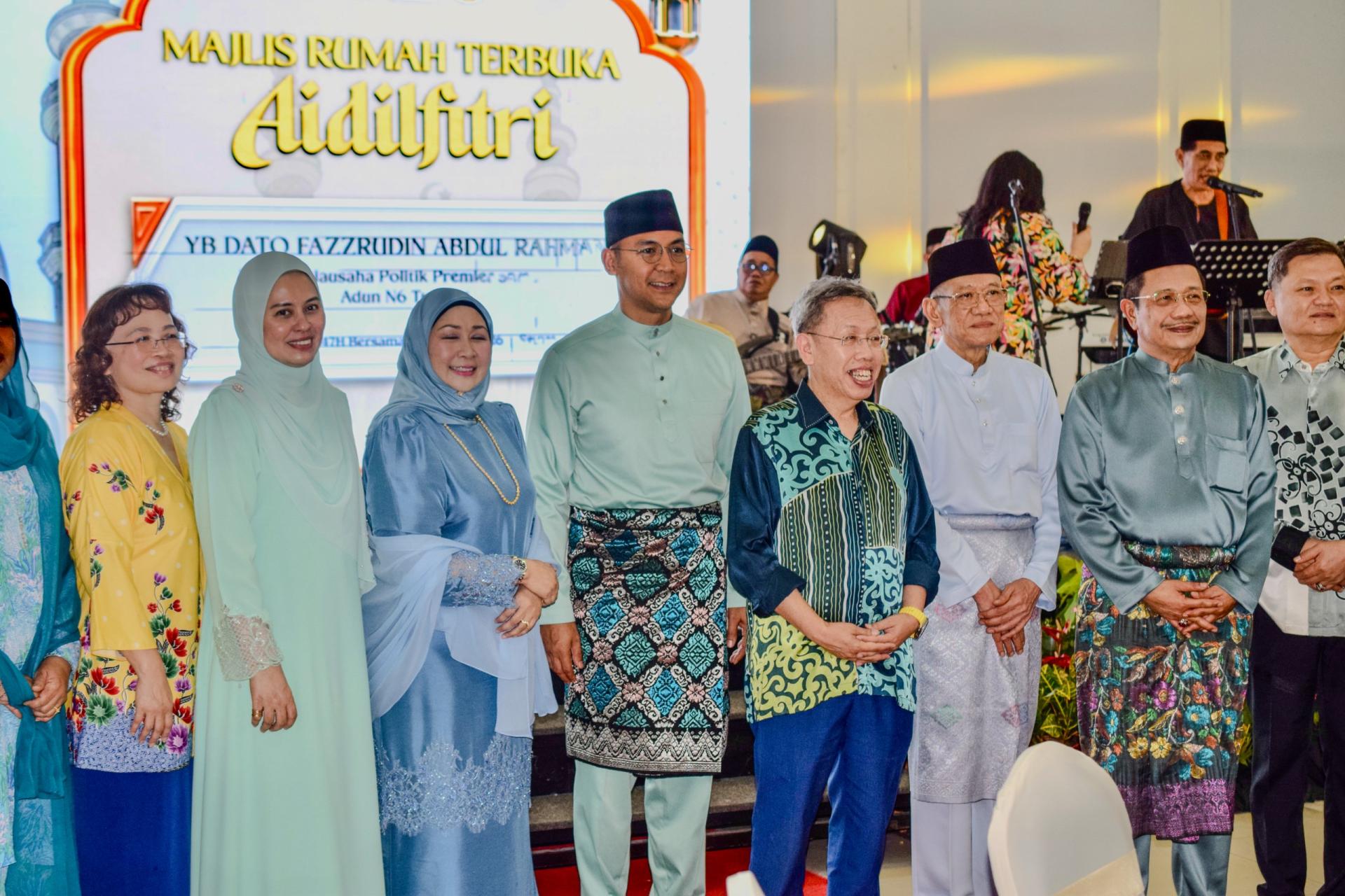 拿督法兹鲁丁（中）在开放日上与到访的嘉宾们合影。