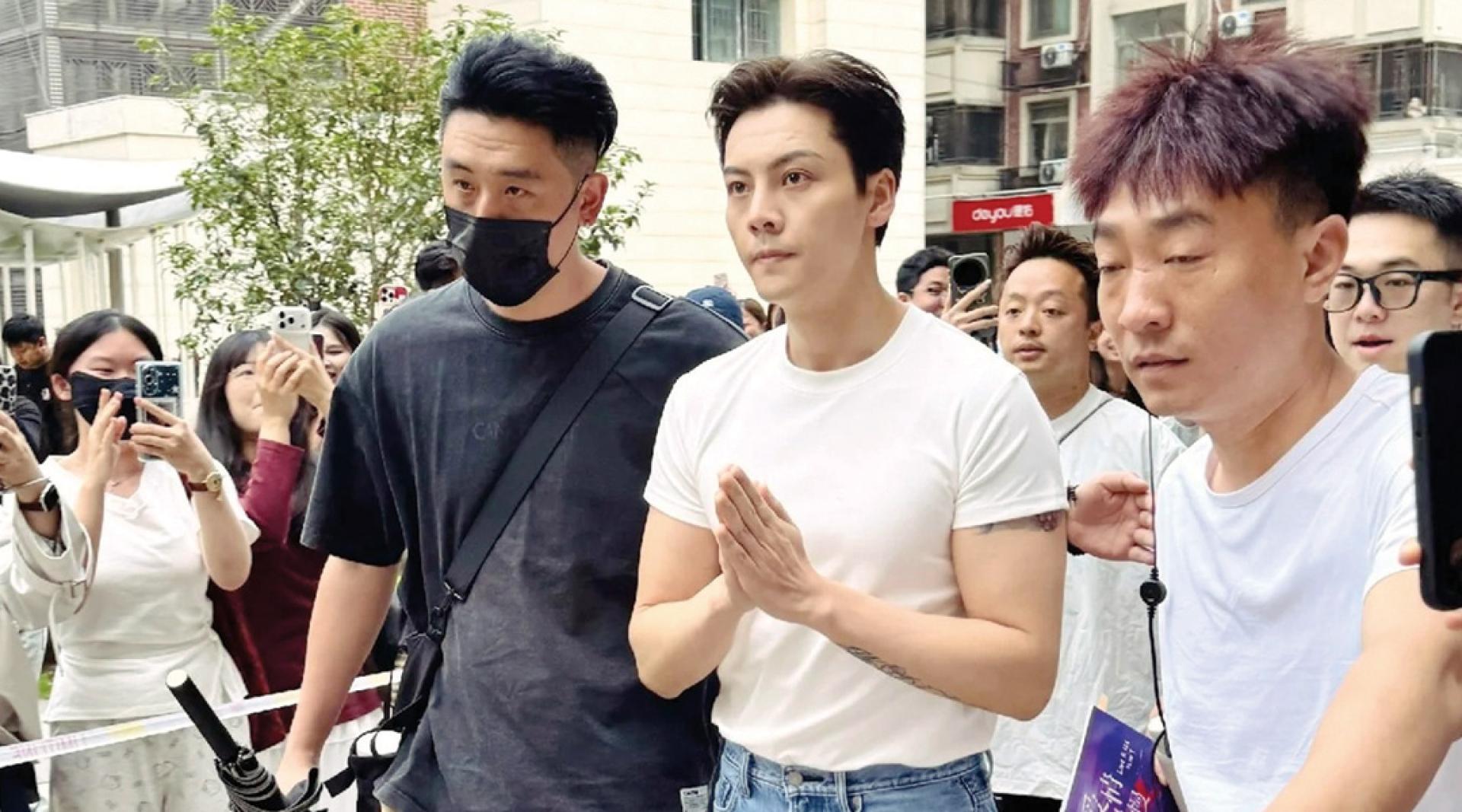 有粉丝估计陈伟霆（中）正在进入角色，不想影响情绪，才刻意保持严肃。