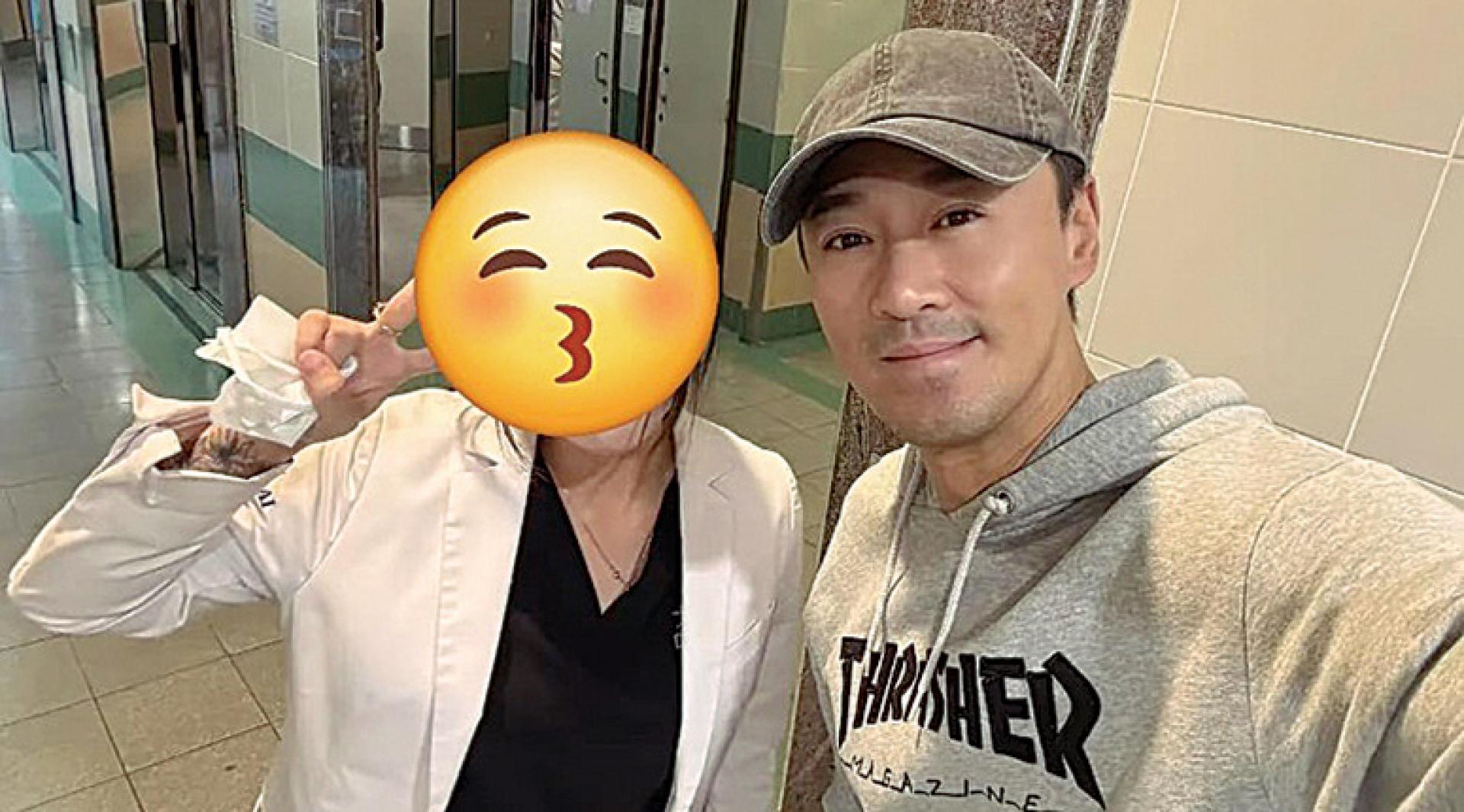 林峯疑似和中医师自拍。