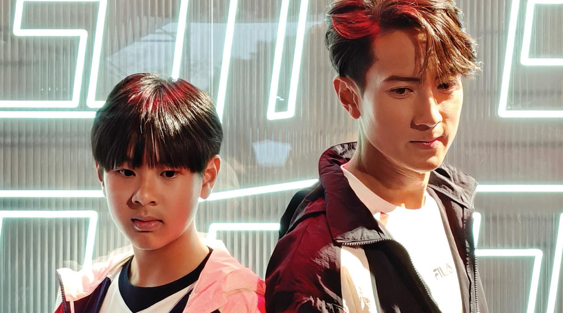 吴尊（右）难得公开同框儿子。