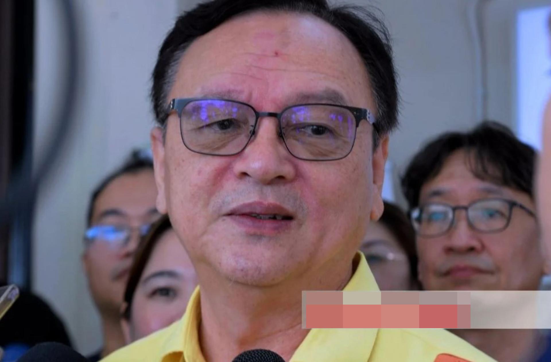 罗克强在记者会上发言。