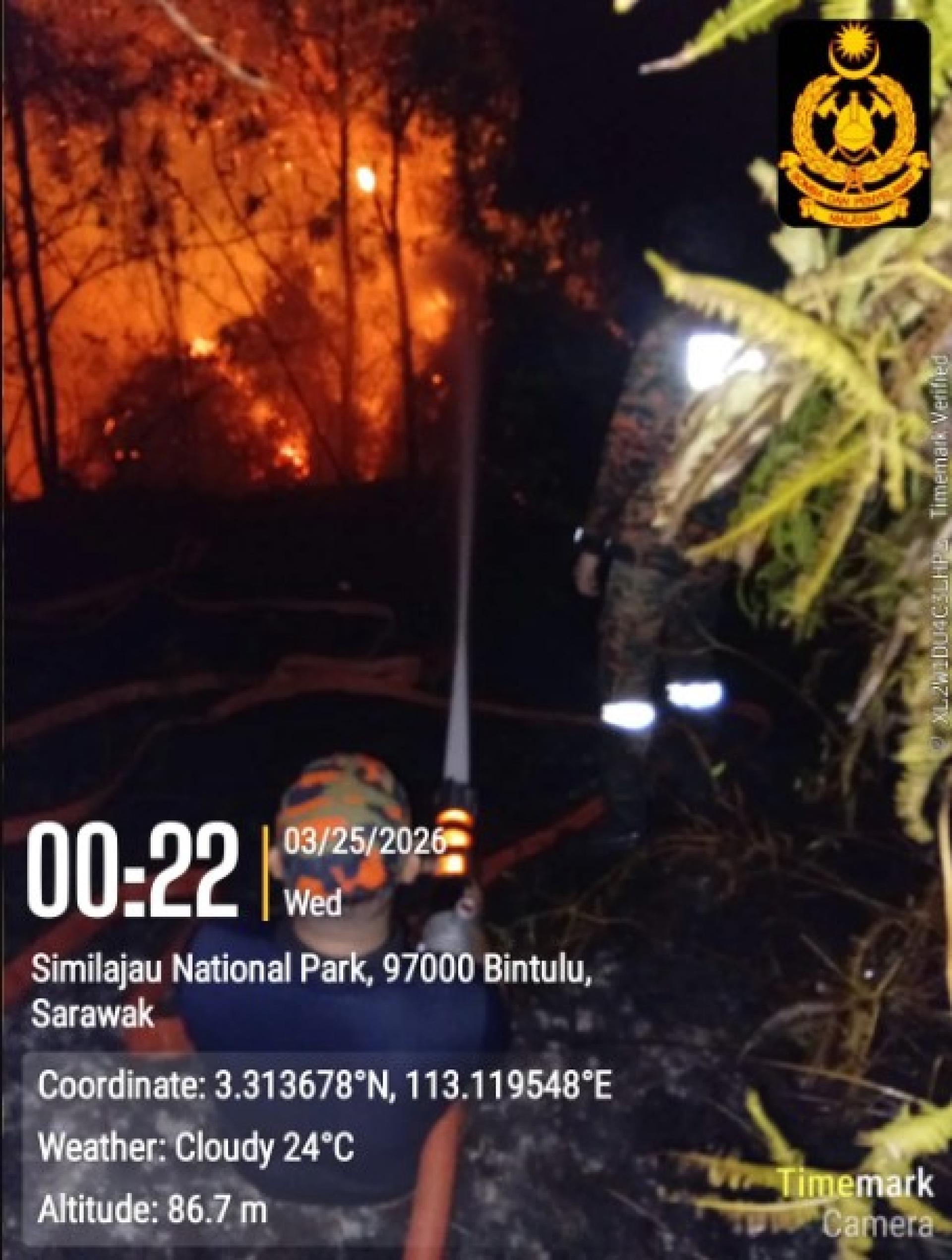 消拯员在民都鲁诗米拉兆森林火灾现场奋力灭火，通宵遏制迅速蔓延、烧毁逾4公顷土地的火势。