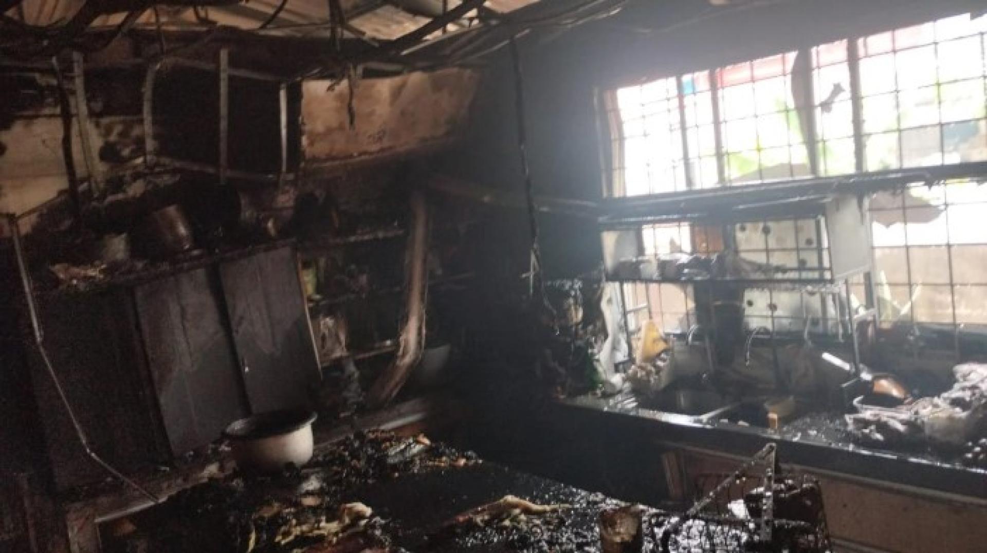 受害女子住宅火灾后损毁情况。