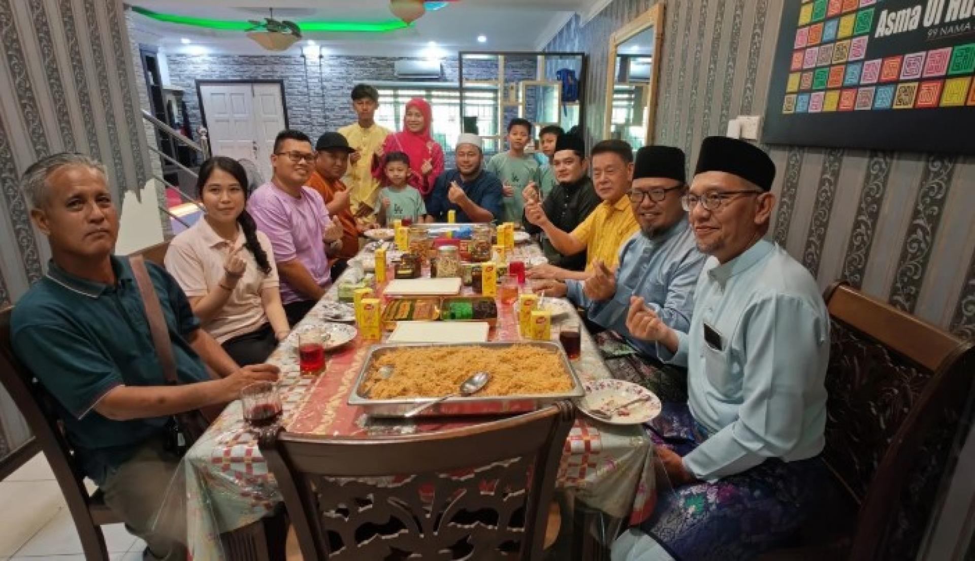 陈冠勋在民丹莪开斋活动期间，与Saberkas马来人组成员亲切交流。