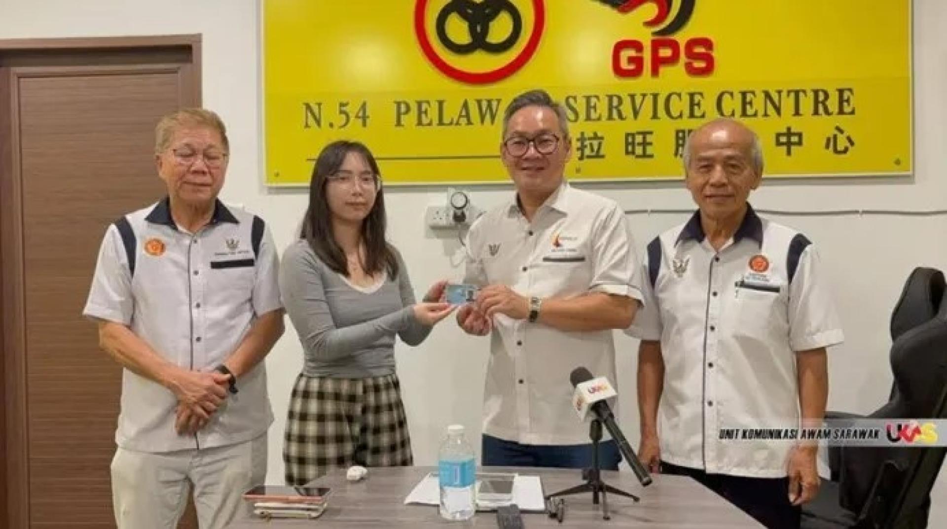 程明智（右2）于2026年3月24日在柏拉旺服务中心向刘薇薇颁发身份证。图片来源：Ukas