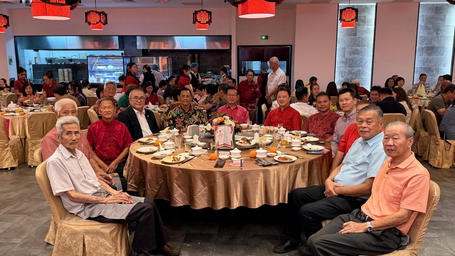 砂拉越交通部长拿督斯里李景胜（左6）与主宾席位的全体出席者合影。