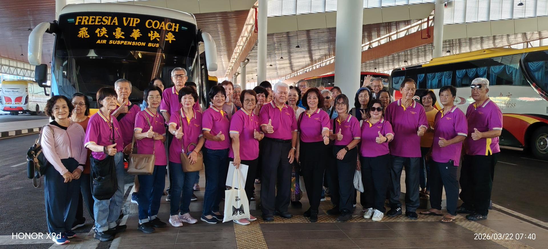 美里海南会馆乐龄组尼亚石山一日游，出发前在巴士总站合影。右6为乐龄组主任何金珍，左7为筹备会主席王诗宜。