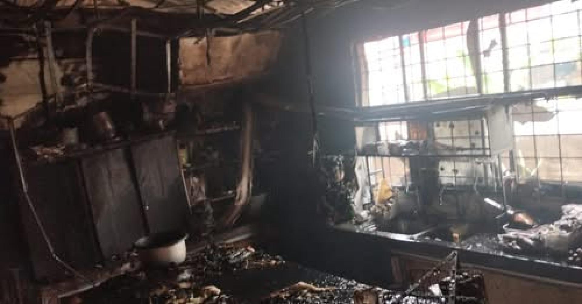 厨房内被烧得面目全非。