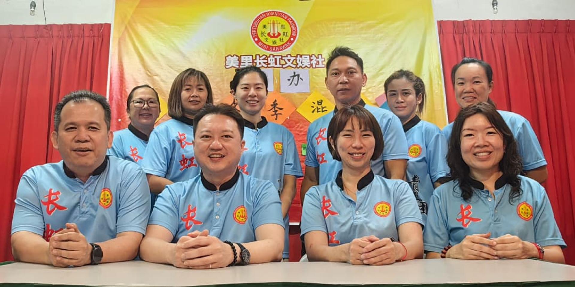 美里长虹文娱社青年团主办的第31届友邦少年儿童华语歌唱精英赛（美里区选拔赛）即日起开放报名。右2为筹备会主席吴虹霓。