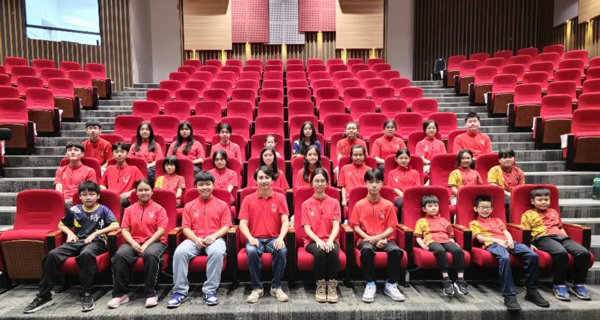 第31届《乐萃》美里培民中学华乐团华乐集训营大合照。