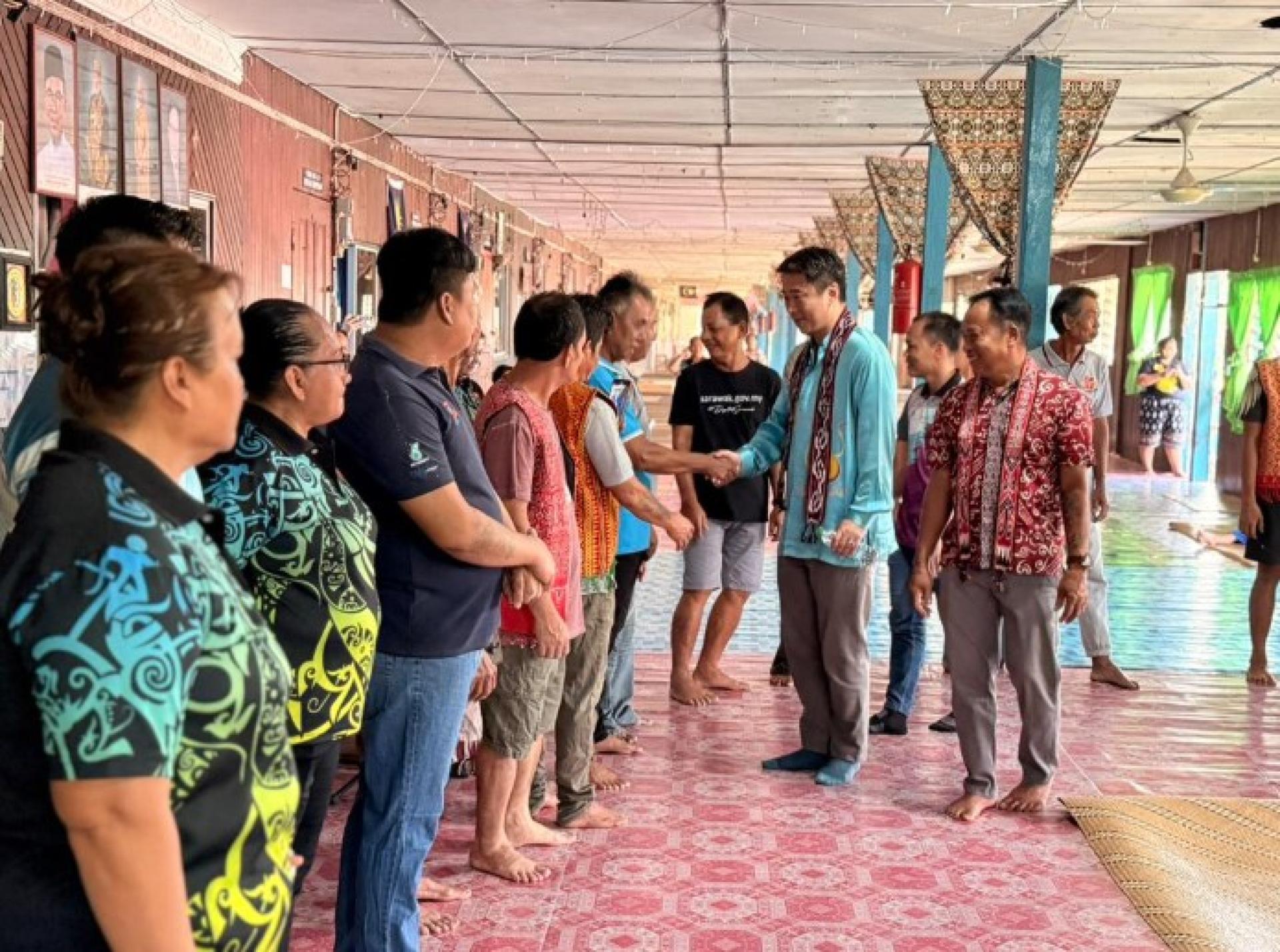 总值44,000令吉的援助已通过“人民同心领袖计划”发放给如楼地区社区居民，地点为南甲布阿，由砂拉越木材工业局主席兼如楼国会议员拿督孙伟瑄主持分发。